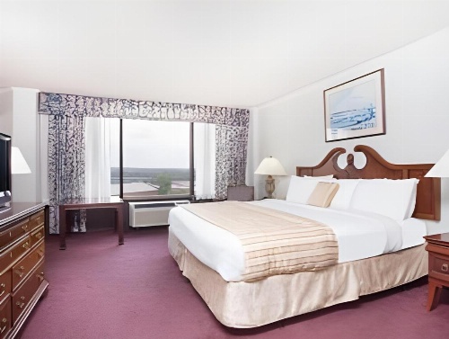 Ramada by Wyndham Augusta Downtown Hotel & Conference Center image 8